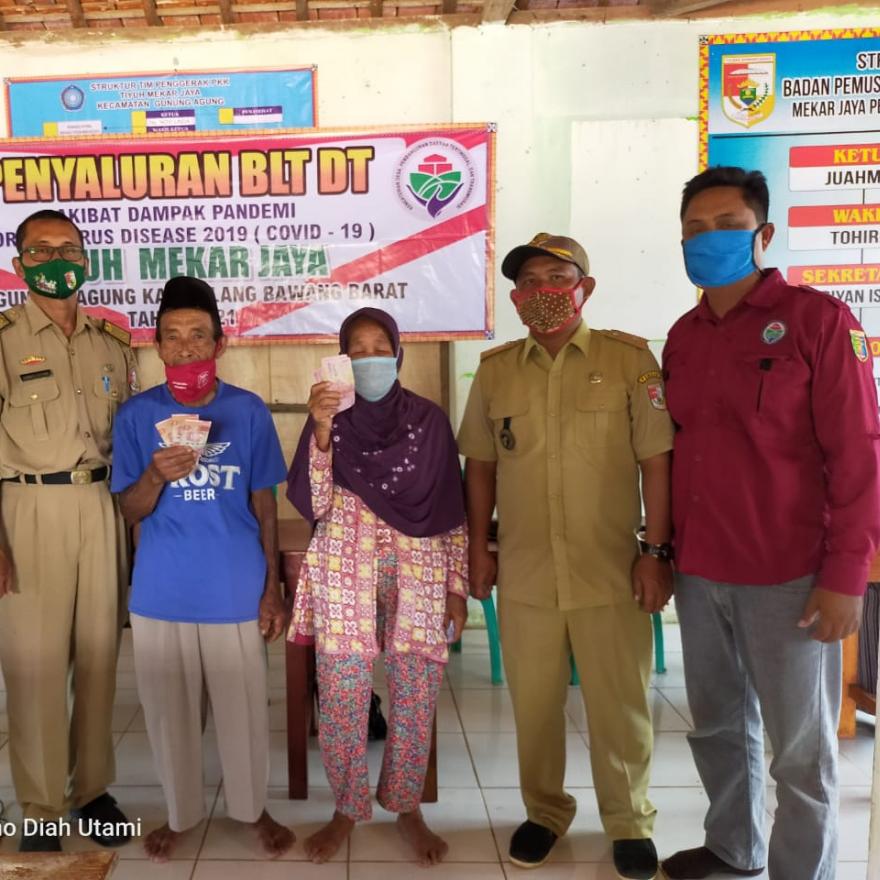 Penyaluran BLT DD desa mekar jaya